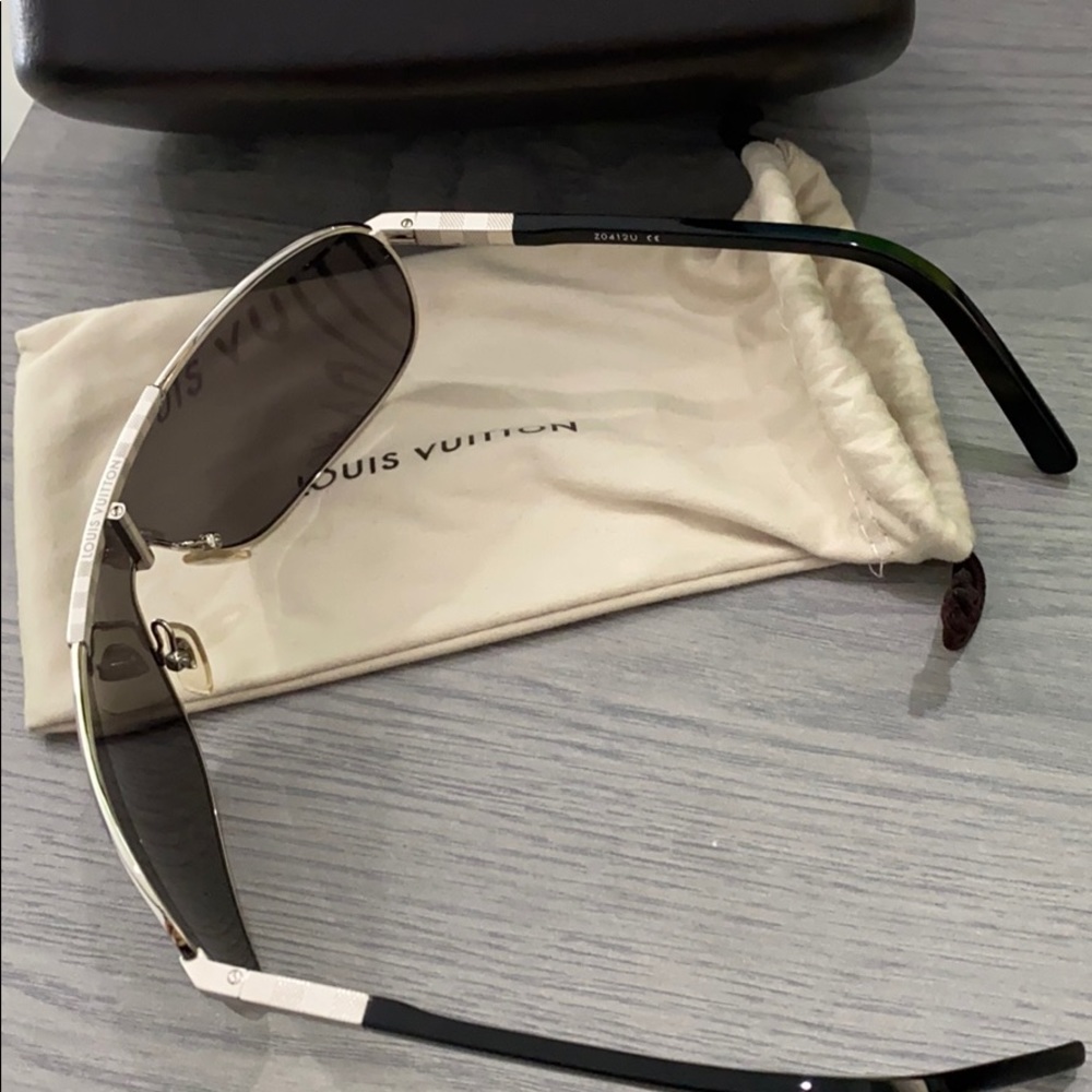 LV. Attraction Mask Silver and black sunglasses. - Picture 4 of 4